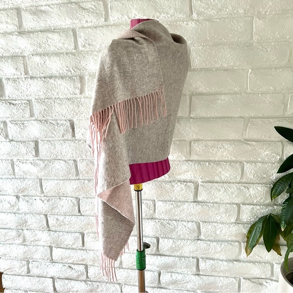 Nina Ricci Gray and Pink Shawl - Picture 3 of 6